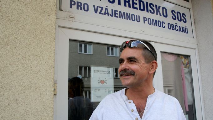 "Lidé v Česku dávají peníze spíš na děti nebo na zvířata. Bezdomovci pro dárce příliš atraktivní nejsou," říká pan Habáň a přispívá i jim.