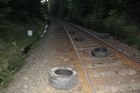 Na Českolipsku někdo ze svahu házel pneumatiky na jedoucí vlak, pátrá po něm policie