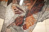 Detail jednoho z motýlů. Mozaika z roku 1990 je z kamene a sklokeramiky.