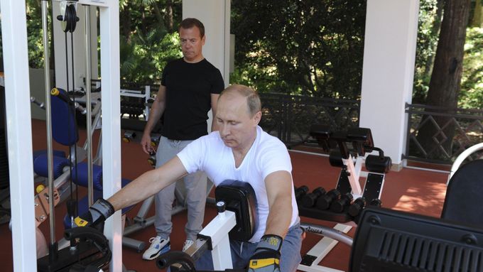 Putin vyrazil s Medveděvem do posilovny, pak si dali steaky