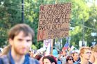 Stovky odpůrců migrantů i jejich podporovatelů demonstrovaly v Praze