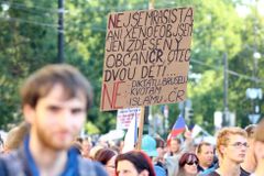 Stovky odpůrců migrantů i jejich podporovatelů demonstrovaly v Praze