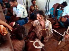 Životní podmínky v oblasti bojů na severovýchodě Srí Lanky jsou žalostné. Podle Červeného kříže a dalších mezinárodních organizací čelí tamilští civilisté, kteří v bývalé bezpečné zóně zůstali uvězněni při pokračujících přestřelkách mezi armádou a povstalci, humanitární katastrofě