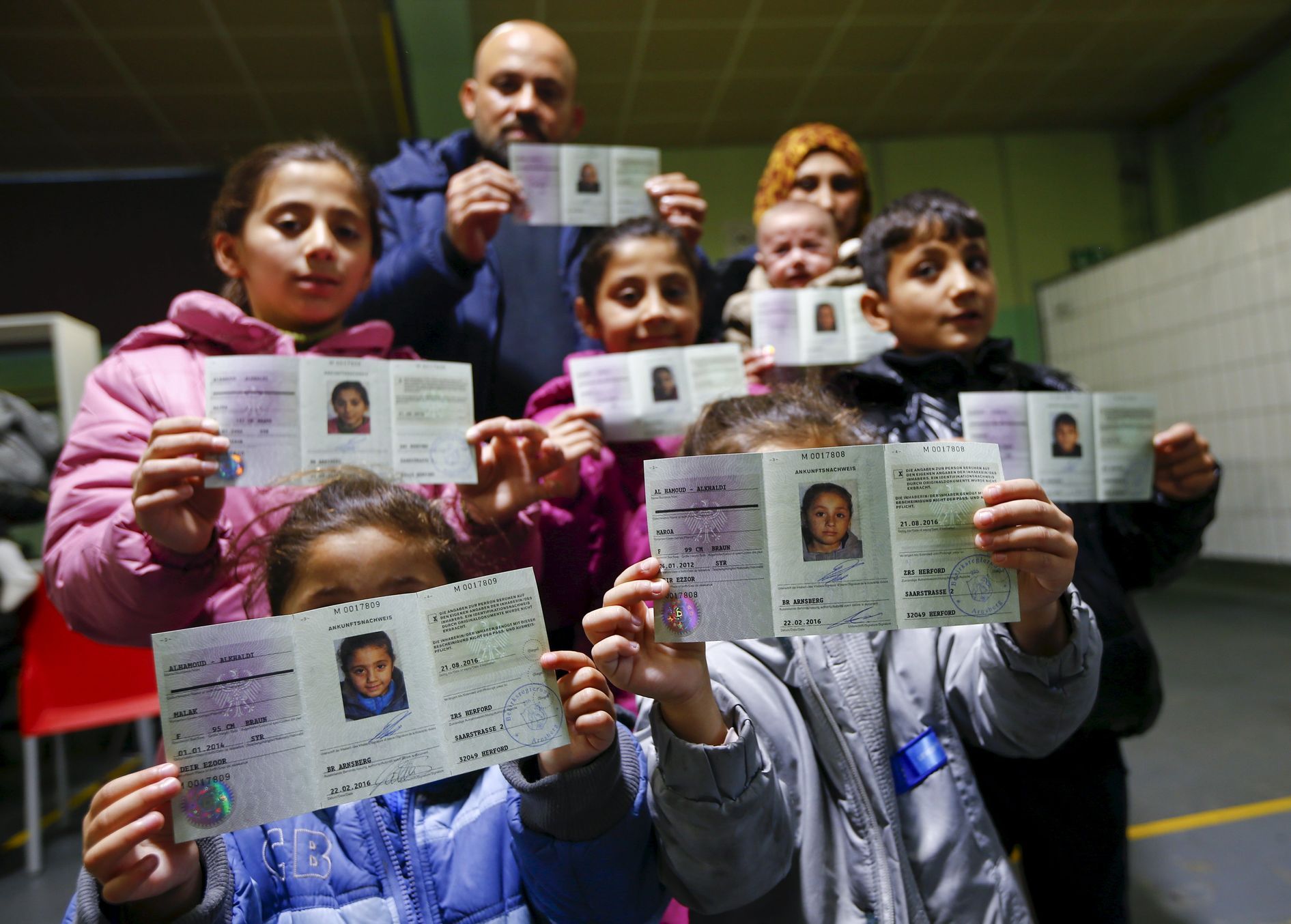 Syrští uprchlíci v Německu s novými registračními dokumenty
