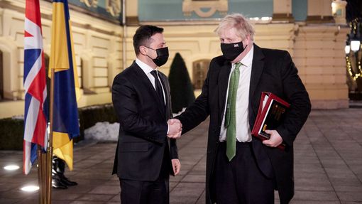 Britský premiér Boris Johson při jednání s ukrajinským prezidentem Volodymyrem Zelenským.