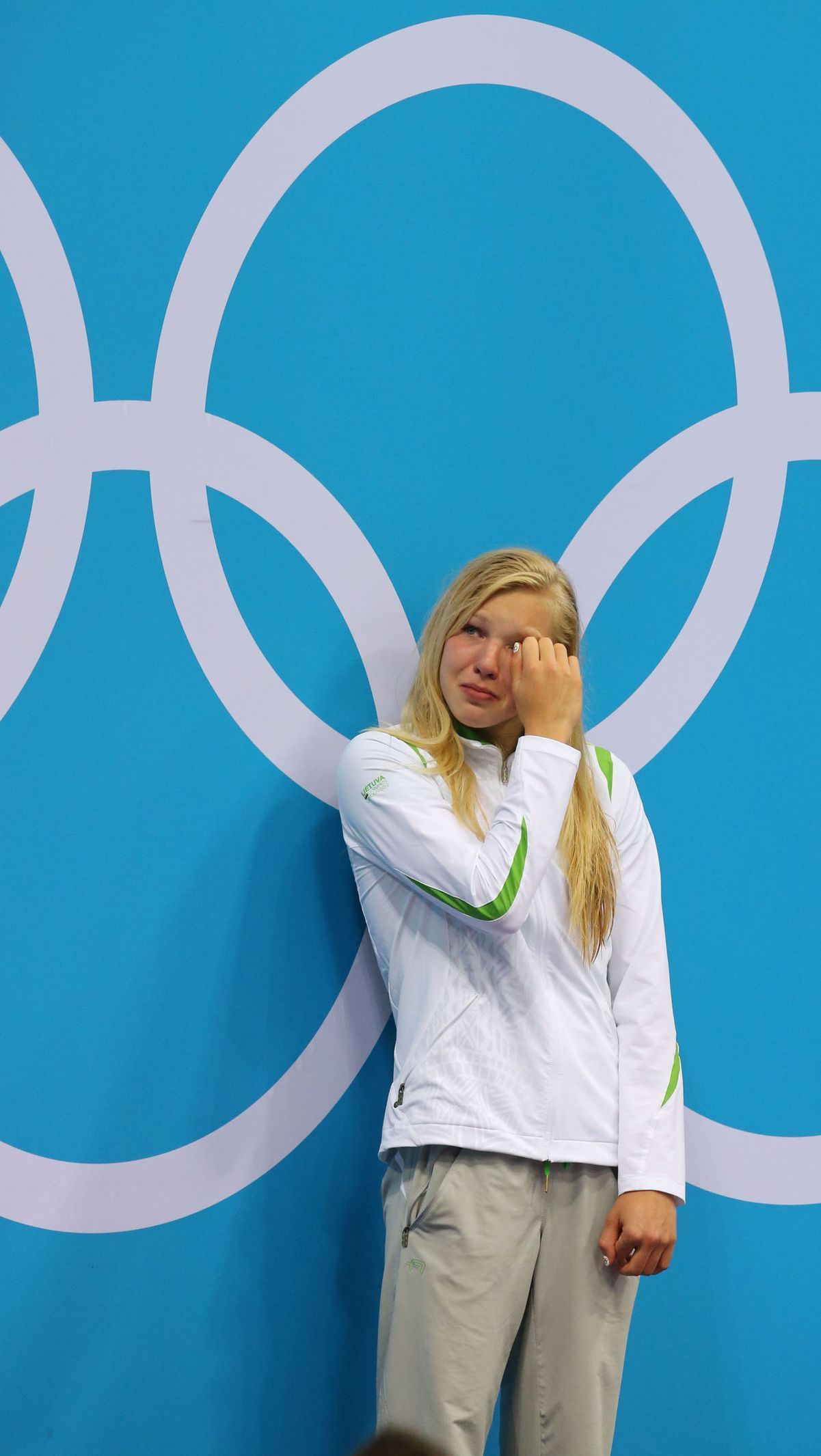 Litevská plavkyně Ruta Meilutyteová při medailovém ceremoniálu na OH v Londýně 2012
