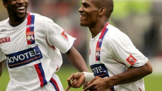 Sidney Govou a Florent Malouda z Olympique Lyon.