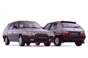 Čím se jezdilo v roce 1993: Češi si mohli koupit Supertatru i levné auto z Ukrajiny