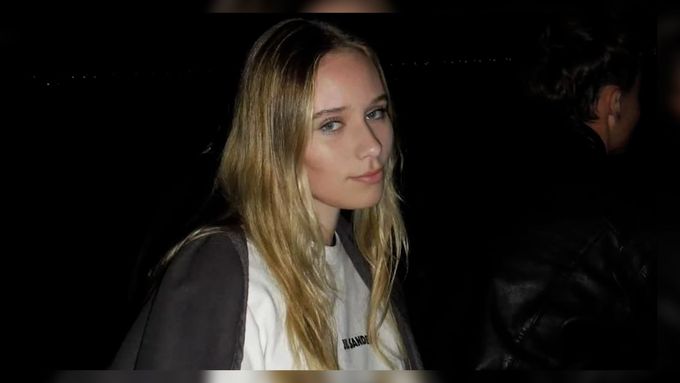 Luiza Rozová, údajná dcera Vladimira Putina, nyní žije v Paříži a živí se uměním