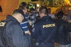 Policisté provádějí dechovou zkoušku u jednoho z nezletilích návštěvníků opavského baru.