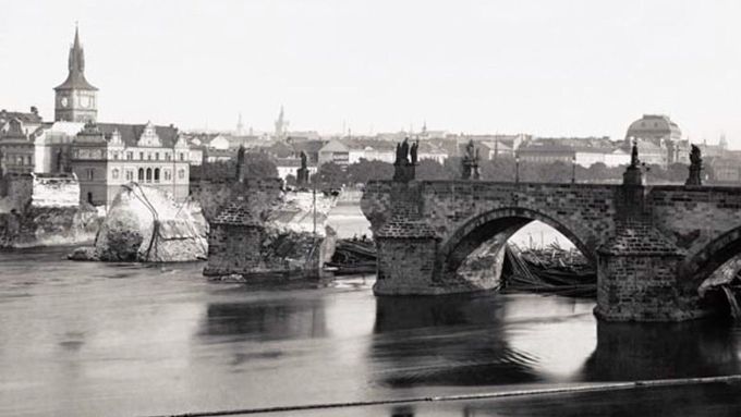 Nápor vody a nahromaděných trosek nevydržel Karlův most, nejprve spadly dva oblouky a o půl desáté dopoledne se zřítil třetí.