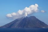 Na malém ostrově Stromboli trvale žije asi 200 obyvatel. Ti jsou ale na aktivitu vulkánu zvyklí, protože Stromboli je jednou z mála trvale činných sopek, a to už nejméně 2000 let.