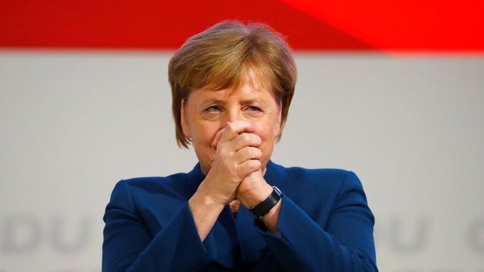 Dojatá Angela Merkelová na sjezdu CDU v Hamburku.