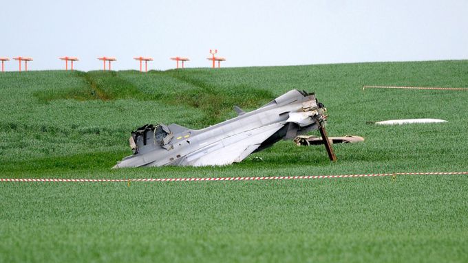 Gripen JAS-39 po nehodě u letiště v Čáslavi.