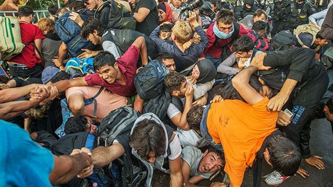 Czech Press Photo dominuje uprchlická krize. Podívejte se na nejlepší snímky roku 2015