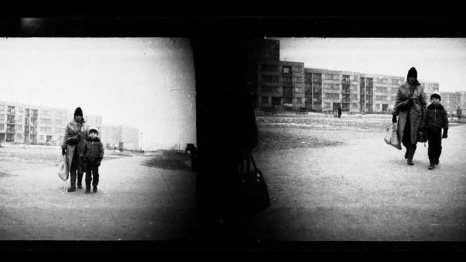 PAŘÍŽANKA. Chování objekta je klidné, bez známek kontroly. (Snímek z 20. února 1984 ve tři čtvrtě na devět, na němž je Suzette Gazagne se synem u stanice autobusů Horčičk