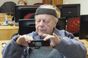 Foto: Čeští senioři se chtějí stát youtubery. Podívejte se na kurz "oldtuberingu"