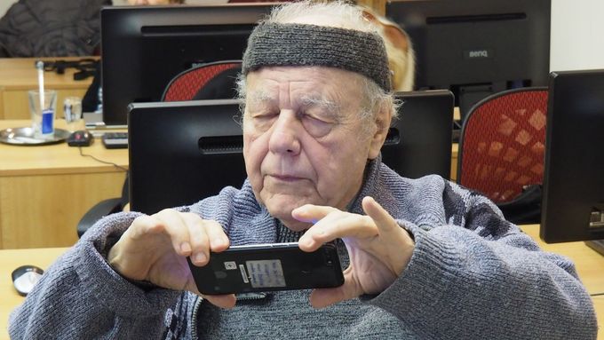 Foto: Čeští senioři se chtějí stát youtubery. Podívejte se na kurz "oldtuberingu"