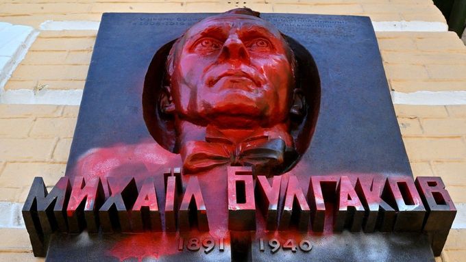 Pamětní deska Michaila Bulgakova v Kyjevě je od minulého týdne potřísněná rudou barvou.