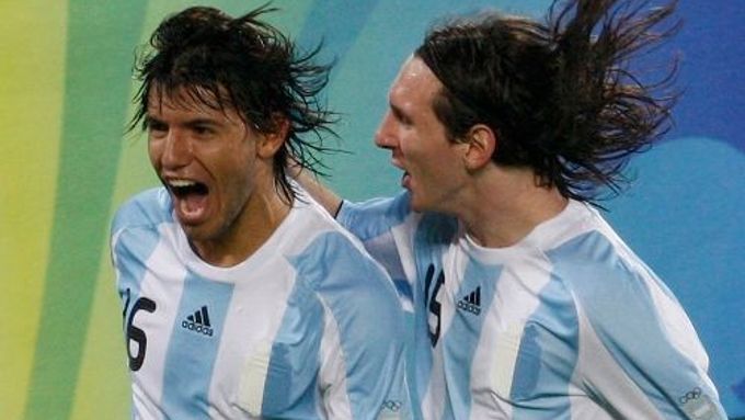 Fotbalisté Argentiny se radují z gólu