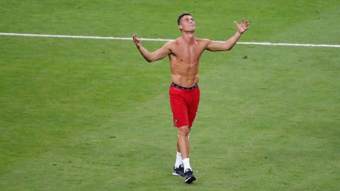 Cristiano Ronaldo slaví, Portugalsko ovládlo mistrovství Evropy. Podívejte se.