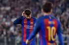 Hvězdy Barcelony si mohou opět drbat hlavy. Stejně jako Piqué a Messi