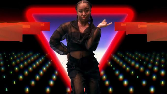 V klipu ke Stevensově skladbě Video Game tančí čtrnáctiletá internetová hvězda Jalaiah.