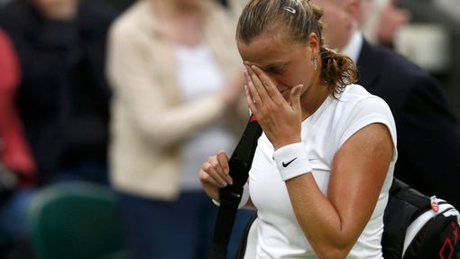 Petra Kvitová v zápase s Kirsten Flipkensovou na Wimbledonu 2013