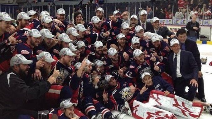 Hokejisté Grand Rapids Griffins se radují ze svého historicky prvního triumfu v Calder Cupu.