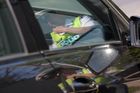 Nezletilý řidič naboural při honičce policejní auto