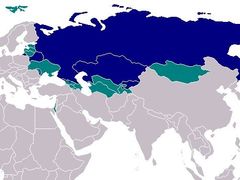Modré: ruština je oficiální jazyk (Rusko, Bělorusko, Kazachstán, Kyrgyzstán) Zelené: země, kde se rusky běžně hovoří (zleva: Špicberky, Litva, Lotyšsko, Estonsko, Gruzie, Arménie, Ázerbajdžán, Izrael, Turkmenistán, Uzbekistán, Tádžikistán, Mongolsko)