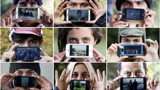Sentilj ve Slovinsku. Běženci ukazují fotky ze svých zemí nebo obrázky blízkých