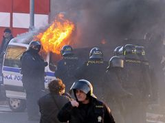 Již během prvních střetů těžkooděnců s extremisty začal hořet vůz Městské policie Litvínov.