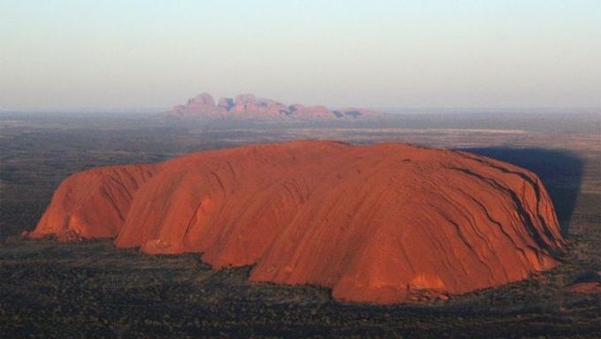 Skála Uluru alias Ayers Rock je vysoká 348 metrů a její obvod měří 9,4 kilometrů.