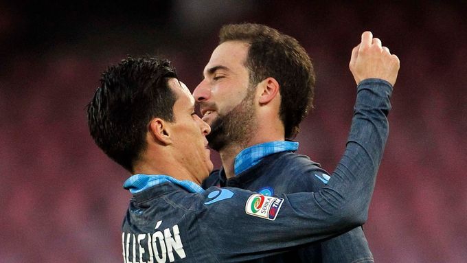 Jose Maria Callejon  a Gonzalo Higuaín z Neapole slaví gól v síti AS Řím.