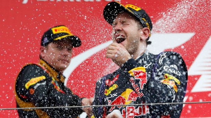 Sebastian Vettel (vpravo) vyhrál v Koreji před svým budoucím týmovým kolegou Kimi Räikkönenem, který letos hájí barvy Lotusu.