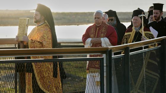 Obrazem: Papež Lev XIV. na první zahraniční cestě. Za patriarchou přiletěl vrtulníkem