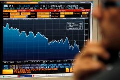 Propad světových akcií zastavilo odpolední oživení