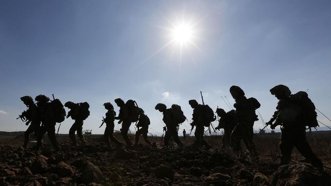 Izraelští vojáci při výcviku na Golanských výšinách, nedaleko hranice se Sýrií. Návrh na předání syrských chemických zbraní pod mezinárodní dohled americký úder proti Sýrii zřejmě oddálil.