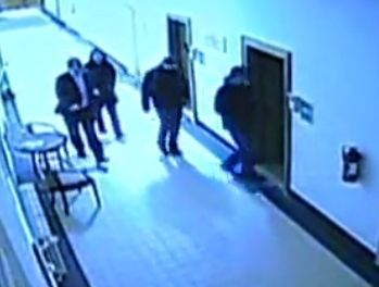 Vlastimil Rampula ukazuje záznam, na kterém dvě osobo vchází do kanceláře Libora Grygárka