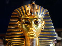 Tutanchamonovu mumii v rakvi kryla zlatá maska.