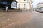Déšť v Brně ochromil dopravu, u Koliště se vytvořila laguna