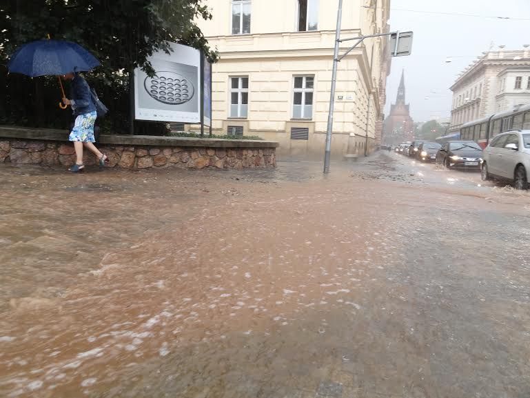 Přívalové srážky v ulici Husova v Brně.