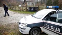 Policie ve vesnici Gornja Maoča, kde se objevily vlajky a znaky Islámského státu.
