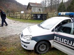 Policie ve vesnici Gornja Maoca, kde se objevily vlajky a znaky Islámského státu.
