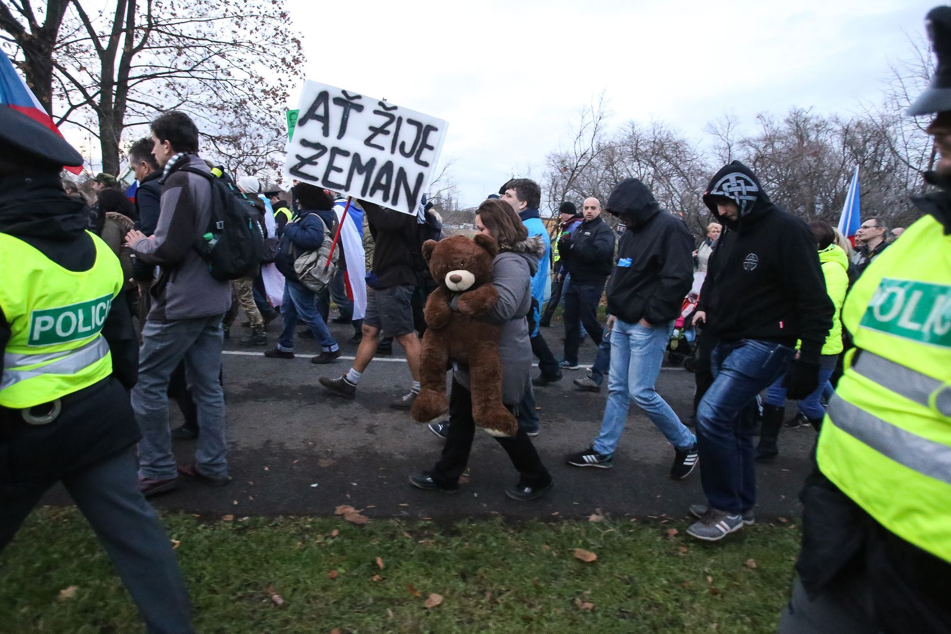 17. listopad 2016 - průvod extremistů z Letné k Betlémské kapli