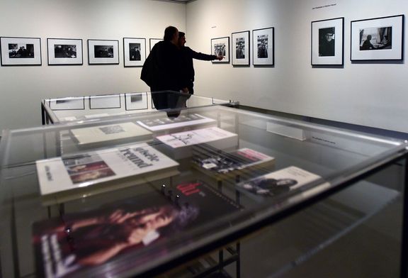 Na záběru z výstavy v Domě fotografie jsou snímky Gisèle Freundové.