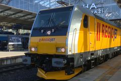 RegioJet nasazuje nové lokomotivy, zařadí i vagony s obrazovkami v každé sedačce