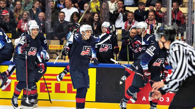 Radost amerických hokejistů po výhře v nájezdech nad Kanadou