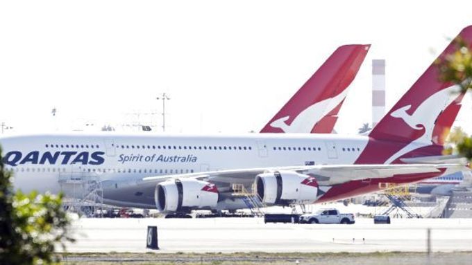 Letadla aerolinek Qantas a dalších leteckých společností musela zůstat na zemi.